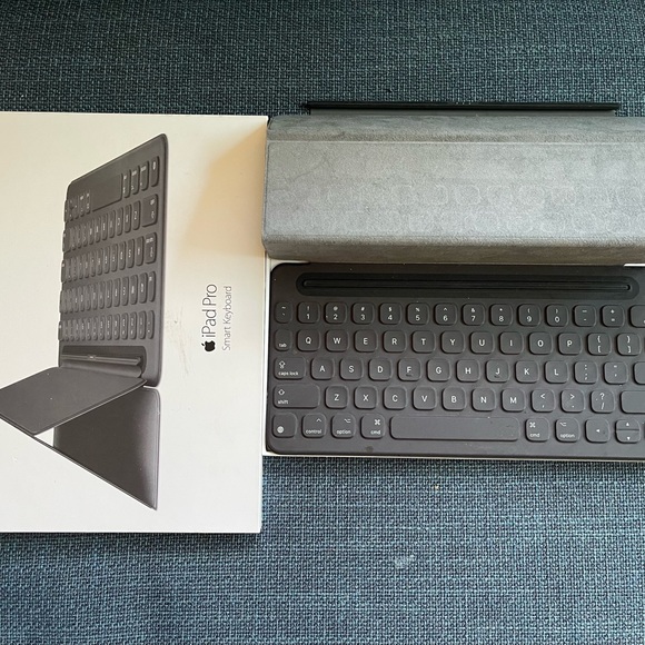 Apple Ipad pro keyboard -charcoal - Picture 2 of 4